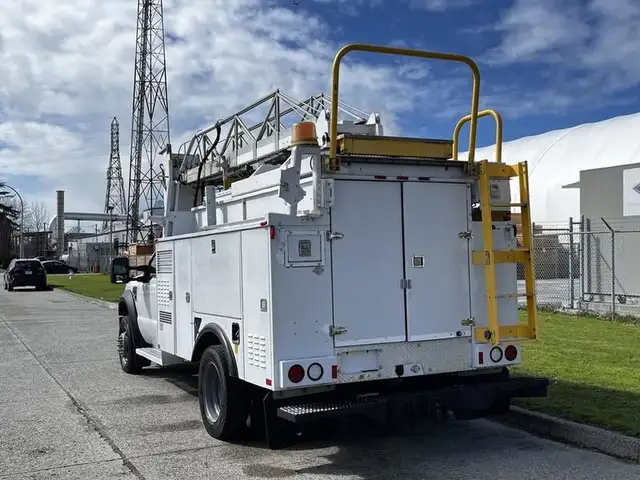 2008 ford F-550 Service Truck With Bucket 2WD Diesel in Heavy Trucks in Richmond - Image 8