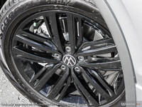 This Volkswagen Tiguan boasts a Intercooled Turbo Regular Unleaded I-4 2.0 L/121 engine powering thi... (image 8)