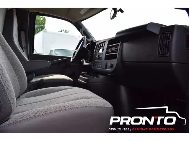 2024 GMC Savana Cube 14 pieds Deck 3500 ** V8 6.6L Essence ** in Cars & Trucks in Laval / North Shore - Image 4