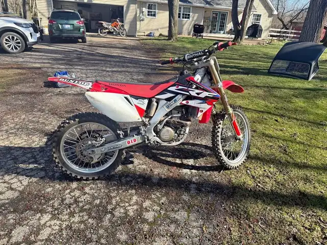 2007 HONDA CRF250R-RED! in Dirt Bikes & Motocross in Edmonton - Image 2