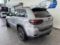 ENGINE: 5.7L HEMI VVT V8, BILLET METALLIC, TRAILHAWK LUXURY GROUP, COMMANDVIEW DUAL-PANE SUNROOF, BL... (image 2)