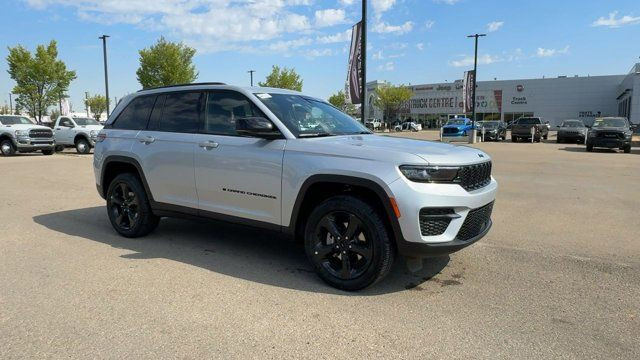 2025 Jeep Grand Cherokee Altitude | Sunroof | Heated Seats in Cars & Trucks in Edmonton - Image 2