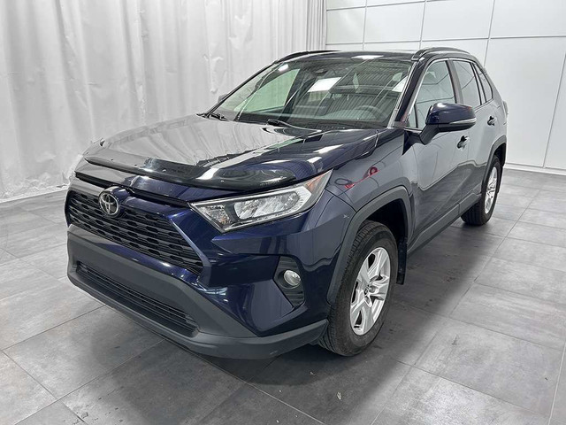2021 Toyota RAV4 XLE - TOIT OUVRANT - SIEGES CHAUFFANTS - MAGS in Cars & Trucks in Québec City - Image 3