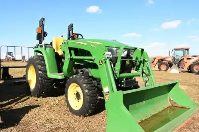 JOHN DEERE 3025E TRACTOR. 4WD, JOHN DEERE 300E LOADER, 5FT BUCKET, HYDROSTATIC TRANSMISSION, FRONT G...