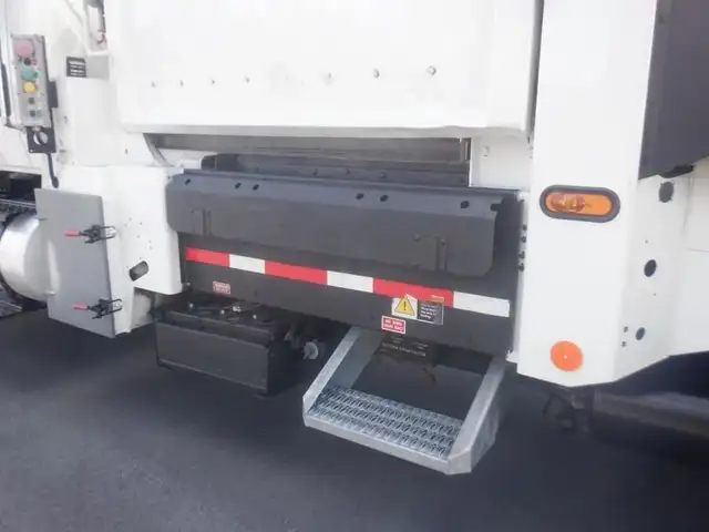 2008 international 7400 Garbage Truck Air Brakes Diesel in Heavy Trucks in Richmond - Image 26