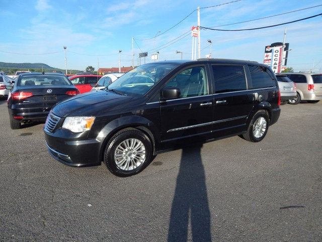 2015 Chrysler Town & Country Touring in Cars & Trucks in Longueuil / South Shore
