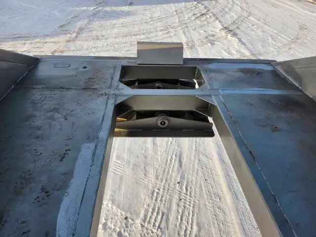 2011 DECAP 40 ft Tri axle Belly Dump Trailer in Heavy Equipment in Delta/Surrey/Langley - Image 41