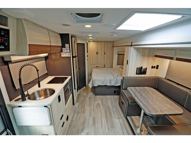  2024 Forest River Sunseeker 2400B ! Sprinter + crics hydraulics in RVs & Motorhomes in Laval / North Shore - Image 4