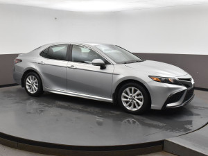2021 Toyota Camry SE W/ APPLE CARPLAY, ANDROID AUTO, REAR CAMERA, HEATED SEATS, POWER DRIVER'S SEAT & MORE!