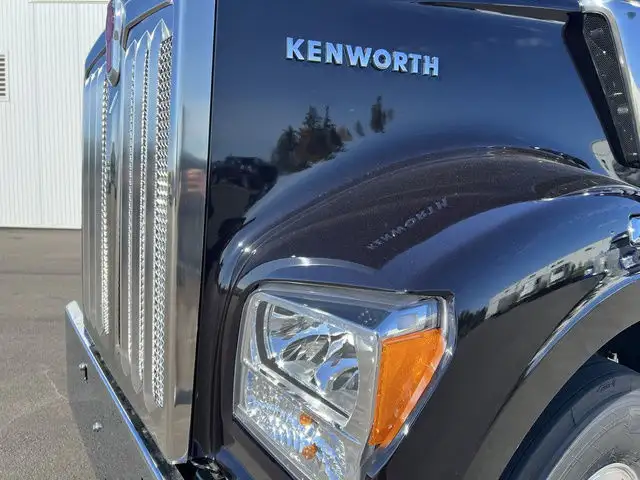 2025 Kenworth W990 in Heavy Trucks in Dartmouth - Image 12