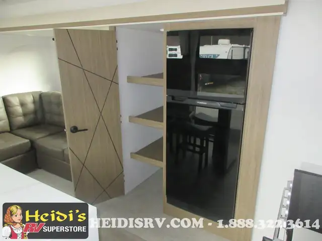 2025 FOREST RIVER SALEM 32VERANDA (REAR DECK, REAR LIVING, OUT.  in Travel Trailers & Campers in Barrie - Image 10