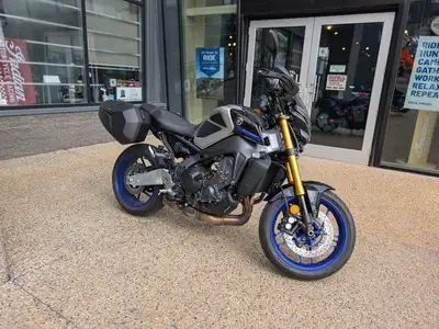 Like new 2022 Yamaha MT-09 SP with only 2,718 km. Equipped with Shad bags, Puig windshield, comfort...