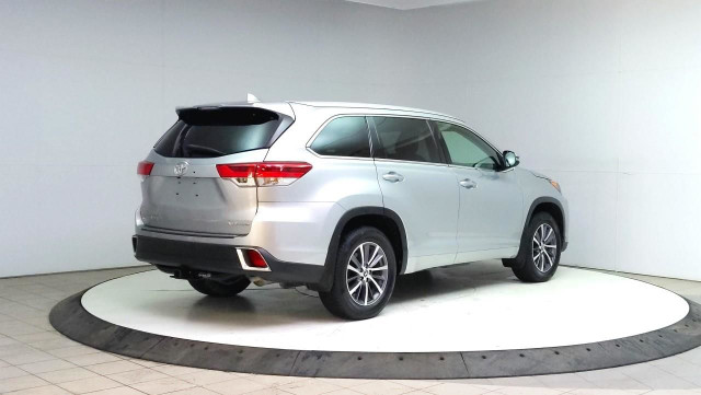 2018 Toyota Highlander XLE 8 Seats! Blind Spot Monitoring! in Cars & Trucks in Lethbridge - Image 4