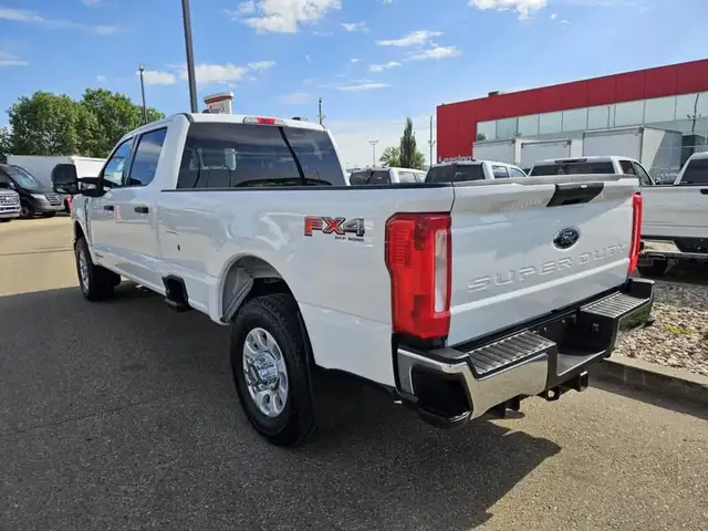 2023 Ford Super Duty F-350 SRW XLT 4WD Crew Cab 8' Box, 6.7L V8  in Cars & Trucks in St. Albert - Image 4