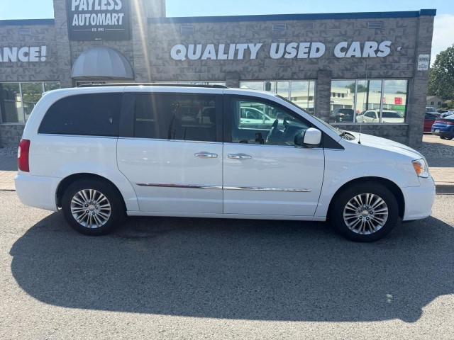 2015 Chrysler Town & Country Touring-L in Cars & Trucks in Sarnia - Image 3