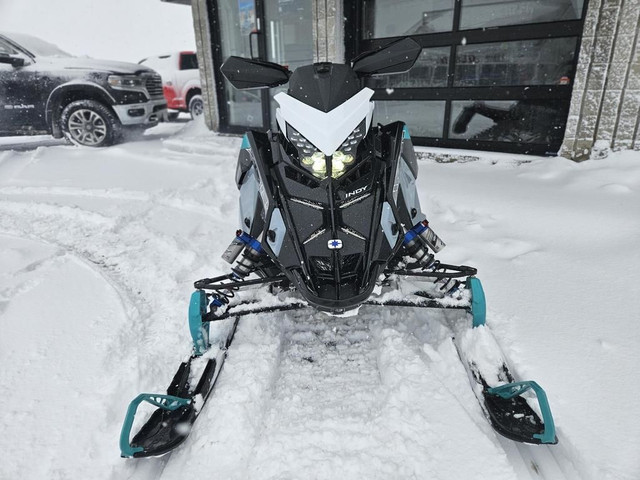 2024 Polaris 650 INDY XCR 136 in. in Snowmobiles in Lévis - Image 2