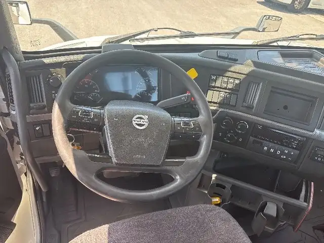 2020 Volvo VNR64300 in Heavy Trucks in Mississauga / Peel Region - Image 12