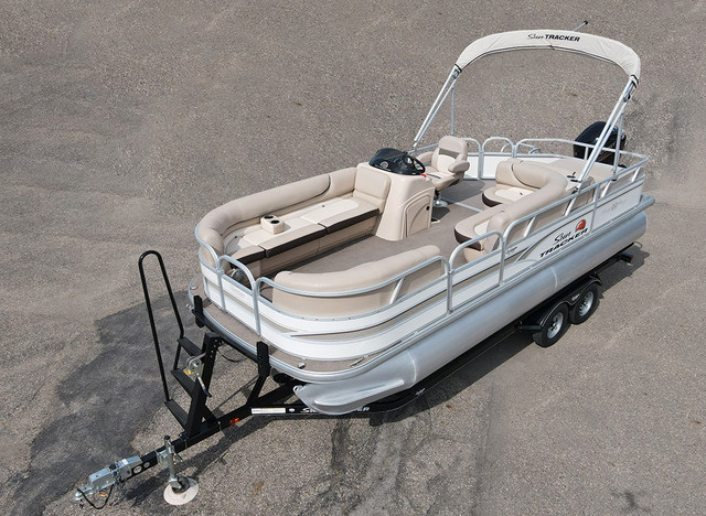 used boat 2015 SunTracker Party Barge RF22  Mercury 90 ELPT 4S in Powerboats & Motorboats in Prince Albert - Image 3
