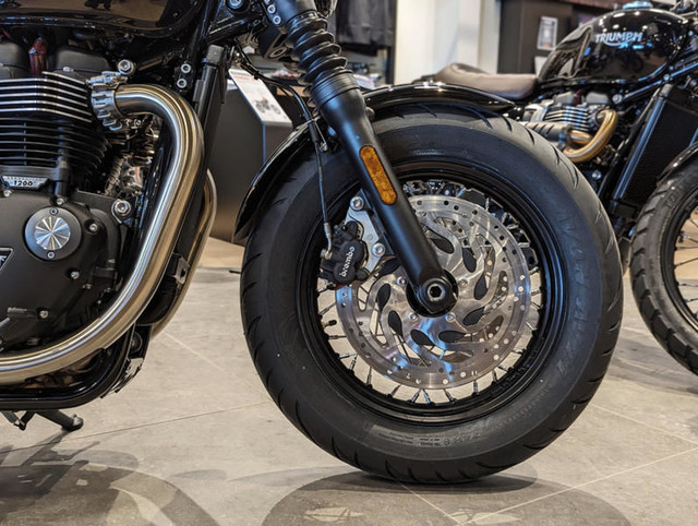 2024 Triumph Bonneville Bobber Stealth Edition in Street, Cruisers & Choppers in Winnipeg - Image 4