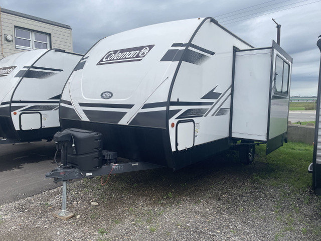 DISCOUNTED BELOW COST - NEW COLEMAN LIGHT 1905BH TRAVEL TRAILER  in Travel Trailers & Campers in London - Image 4