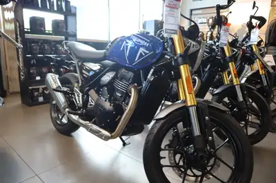 2025 Triumph Speed 400 Caspian Blue / Storm Grey The Speed 400 brings Triumph’s unmistakable strippe...