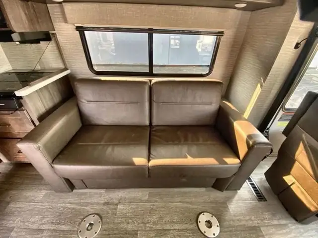 2020 Winnebago Adventurer 30T in RVs & Motorhomes in Abbotsford - Image 28