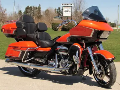 SUMMER PRICE ! - One Owner 2022 CVO Road Glide LIMITED - This 117ci CVO has the optional H-D Custom...