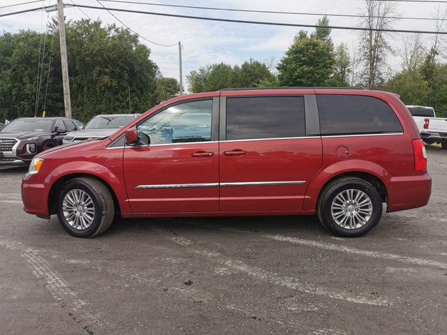 2015 Chrysler Town & Country Touring-L in Cars & Trucks in Belleville - Image 2