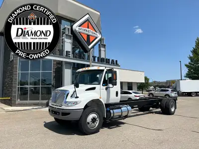 This pre-owned 2018 International Durastar cab and chassis is a Diamond Certified full maintenance l...