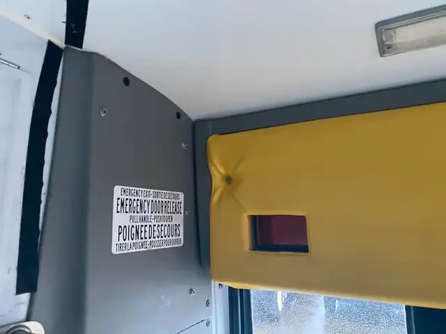 2018 chevrolet Express G4500 21 Passenger Bus With Wheelchair Ac in Heavy Trucks in Richmond - Image 32
