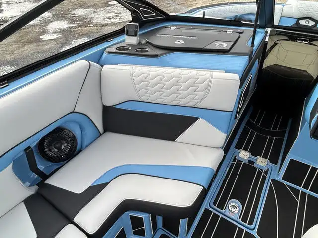 2025 Centurion Ri230 in Powerboats & Motorboats in Kelowna - Image 11