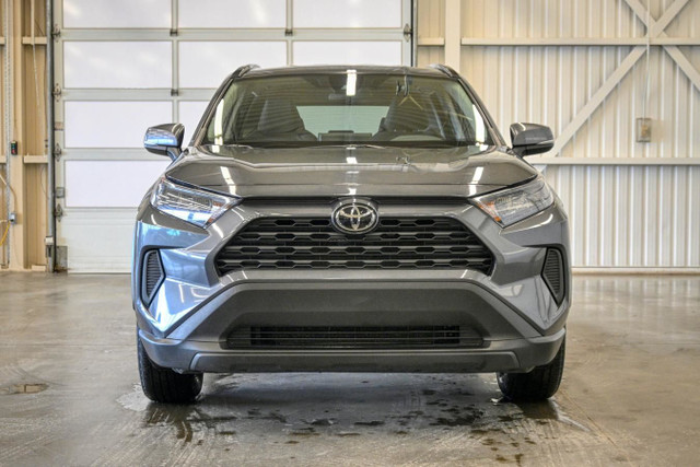 2021 Toyota RAV4 XLE AWD 4 cyl. 2,5L , caméra , sièges chauffant in Cars & Trucks in Sherbrooke - Image 2