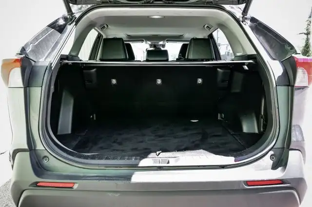 2022 Toyota RAV4 XLE • SUNROOF • HEATED SEATS • POWER LIFTGATE dans Autos et camions dans Cornwall - Image 9