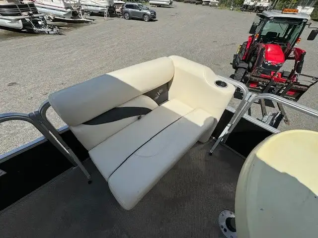 2017 18' SUNCHASER PONTOON 30HP 4-STROKE EFI - 100 HOURS! in Powerboats & Motorboats in Peterborough - Image 13
