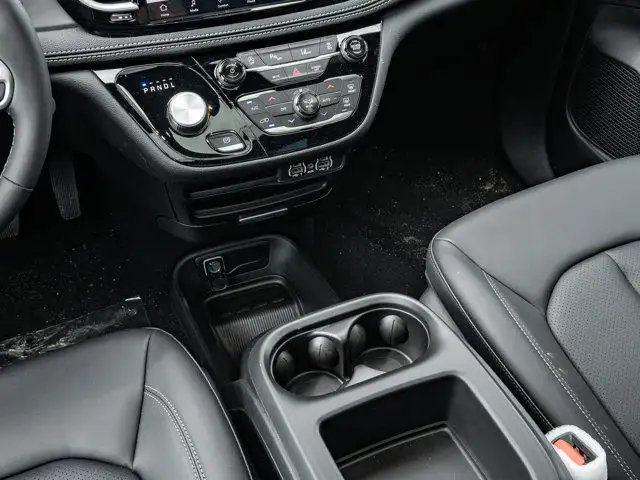 2025 Chrysler Pacifica Select in Cars & Trucks in Barrie - Image 29
