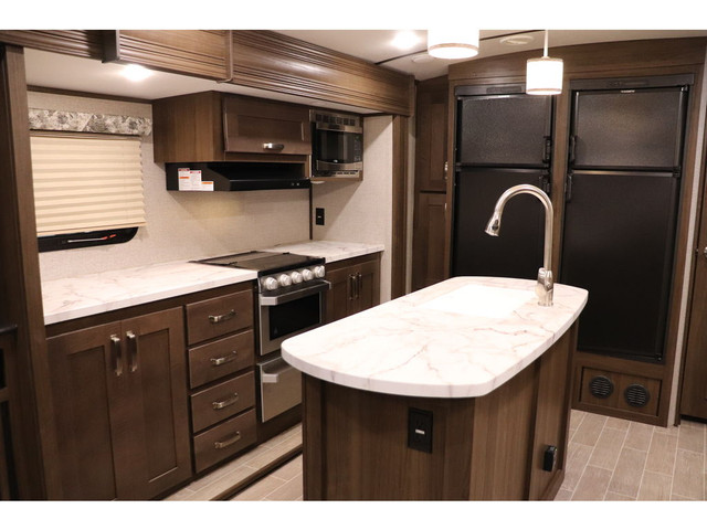  2020 Keystone RV Laredo 335MK 38FT 3 SLIDE EXT SEASON, LOADED L in Travel Trailers & Campers in Winnipeg - Image 4