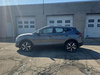 This 2023 Nissan Qashqai SUV is ready for your next adventure. Boasting a sleek Gun Metallic exterio... (image 2)