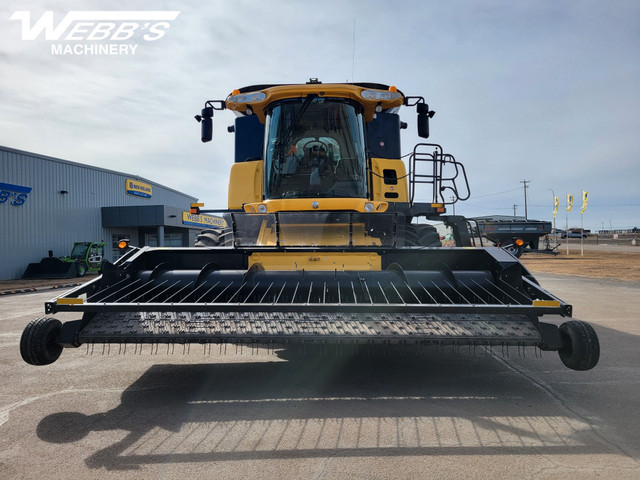 2010 NEW HOLLAND CX8080 COMBINE in Farming Equipment in Saskatoon - Image 4