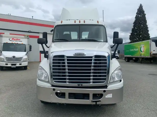 2019 Freightliner Cascadia 125 Day Cab *Ask About Dep Match* in Heavy Trucks in Delta/Surrey/Langley - Image 3