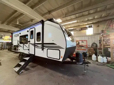 2023 Connect Connect 210MKBSE Bunk Model no slide. UVW (Unloaded Vehicle Weight) 4,630 Dry Hitch Wei...