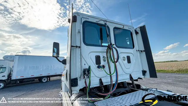 2016 FREIGHTLINER CASCADIA CA125DC DAY CAB in Heavy Trucks in Chilliwack - Image 11