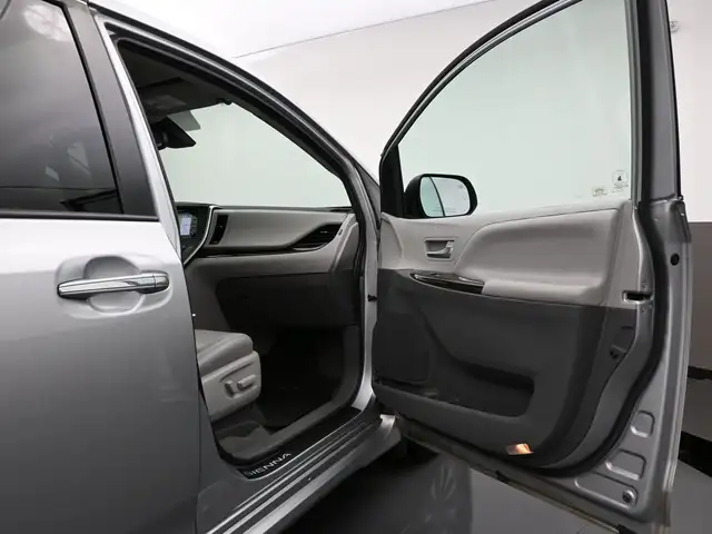2020 Toyota Sienna XLE | AWD | THIRD ROW SEATING | ELECTROCHROMI in Cars & Trucks in Dartmouth - Image 26