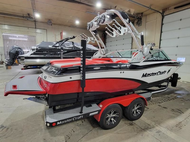 2016 MasterCraft X10 - $15,000 SAVINGS! SPRING FLASH SALE! in Powerboats & Motorboats in Medicine Hat - Image 4