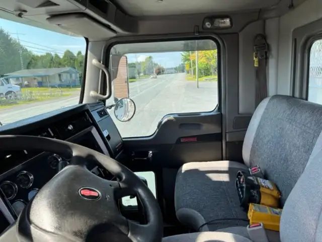2010 Kenworth T800 in Heavy Equipment in St-Georges-de-Beauce - Image 15
