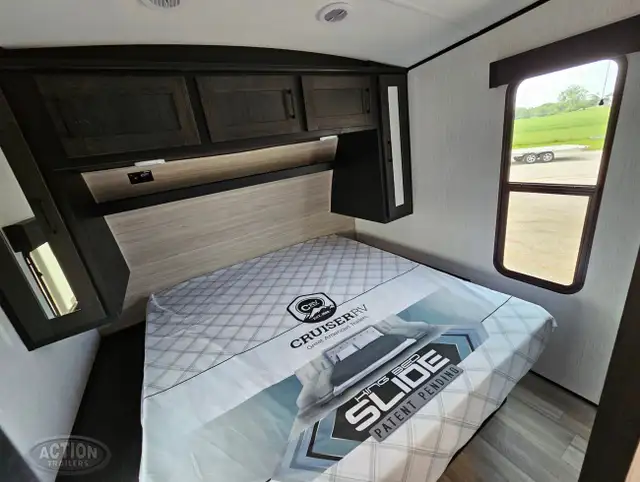 TOY HAULER CLEARANCE -STYKER 3414 W/REAR PATIO DECK UNDER COST in RVs & Motorhomes in London - Image 18