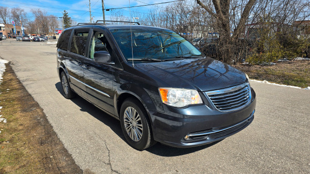 2014 Chrysler Town & Country Touring Reverse Camera , Remote Sta in Cars & Trucks in City of Toronto - Image 4