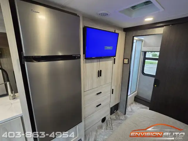 2021 FOREST RIVER SUNSEEKER MBS 2400T C-Class Motorhome RV in Cars & Trucks in Calgary - Image 36