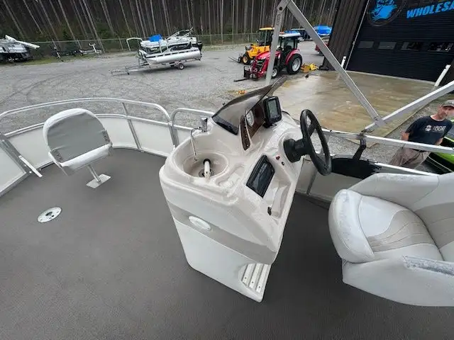 2006 18' LEGEND PONTOON 25HP MERCURY 4-STROKE EFI BIGFOOT in Powerboats & Motorboats in Peterborough - Image 12
