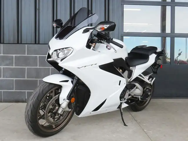 2014 Honda VFR800F in Sport Bikes in Cambridge - Image 3
