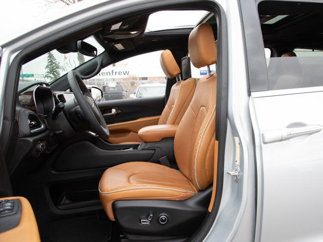 2023 Chrysler Pacifica Hybrid Pinnacle in Cars & Trucks in Calgary - Image 2